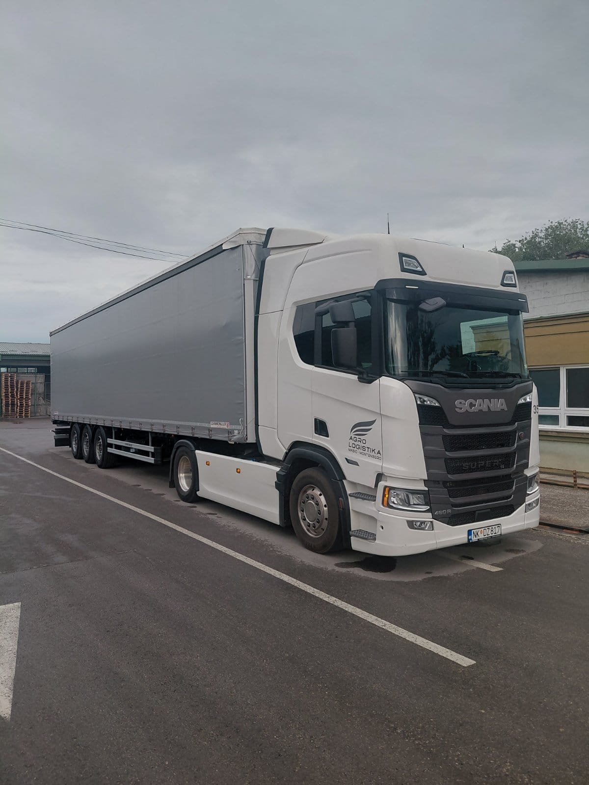 Scania sa logom Agrologistike na kabini